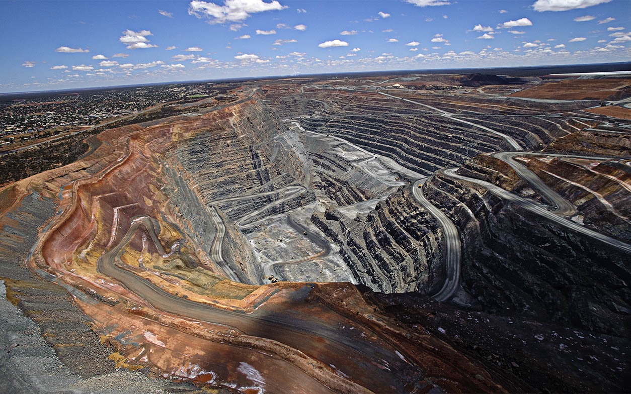 Способы разработки месторождений полезного ископаемого. Калгурли Австралия рудник. Калгурли месторождение Алмаз. Золотой рудник Биг пит. Добыча полезных ископаемых.